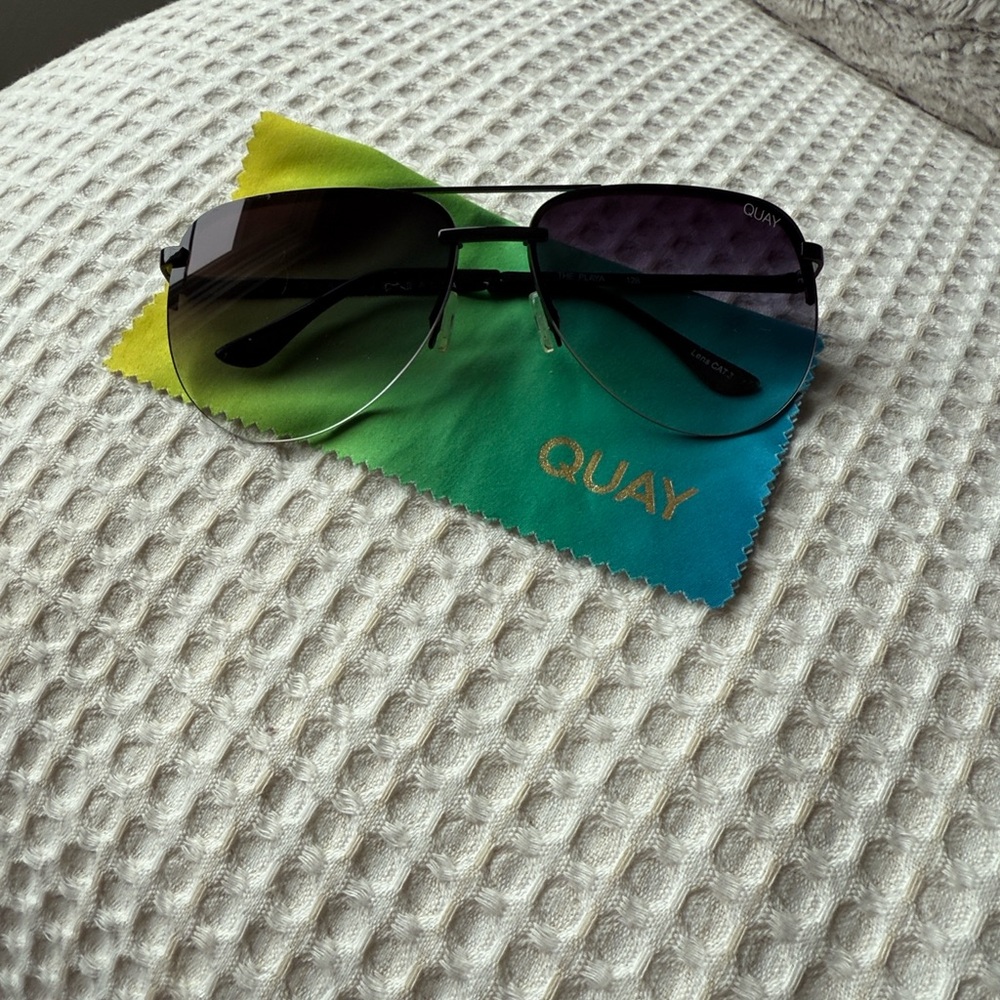 Quay Australia The Playa Black Sunglasses with Gradient Case